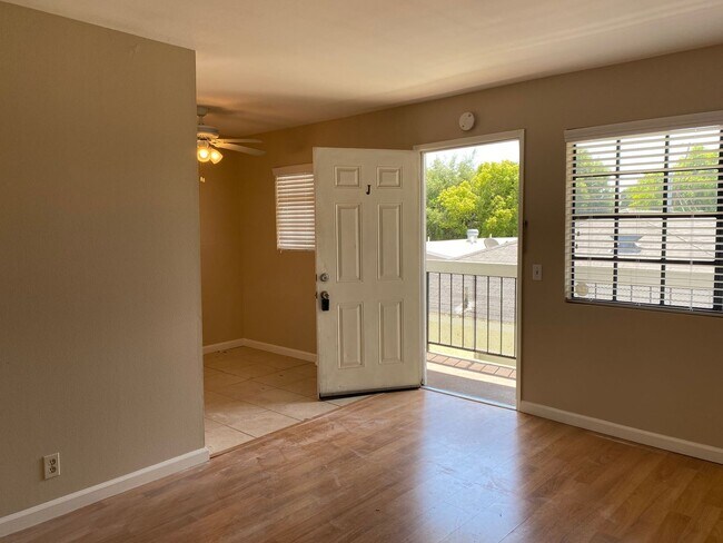 Foto del edificio - Bright and airy updated second floor Studio, 1 bathroom apartment