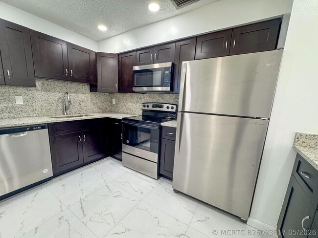 Building Photo - 10687 Royal Palm Blvd