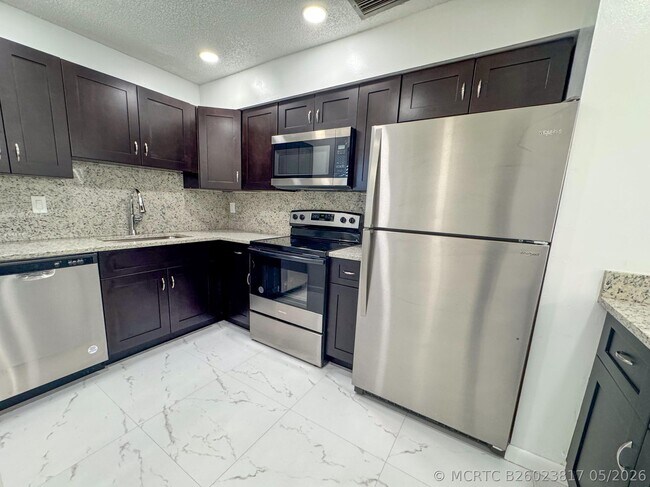 Foto del edificio - 10687 Royal Palm Blvd
