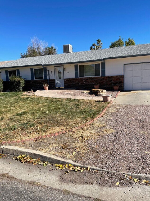 Foto principal - 3 bedroom 1.5 bath with a Large Detached G...