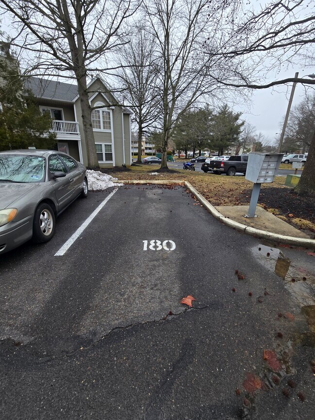 1 lugar asignado + mucho estacionamiento para invitados - 180 Kenwood Dr