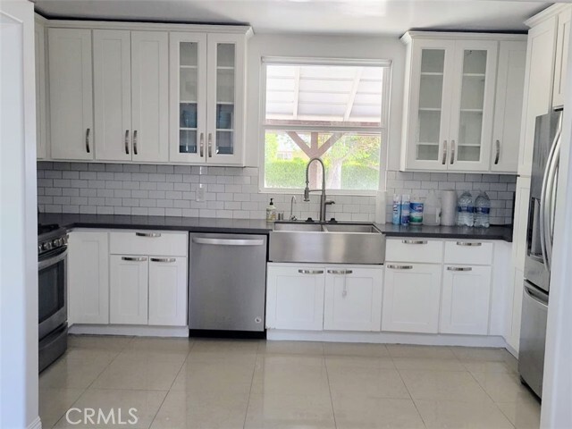 Foto del edificio - 15853 Leadwell St