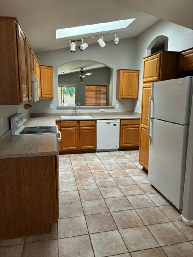 Building Photo - 529 E Cantebria Dr