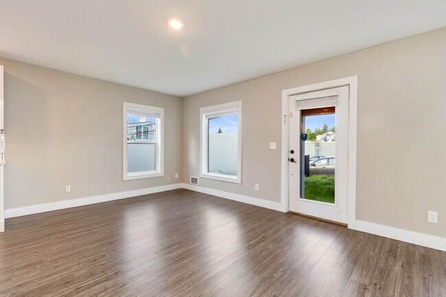 Building Photo - Newly Renovated and Modern 2BR Apartments in Columbia City