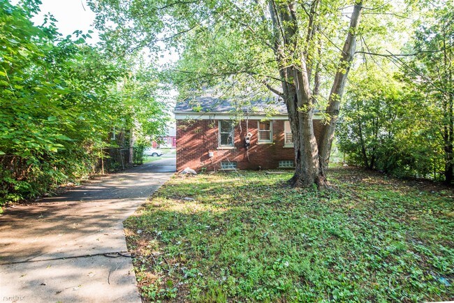Foto del edificio - 3 br, 1 bath House - 16232 Manning St