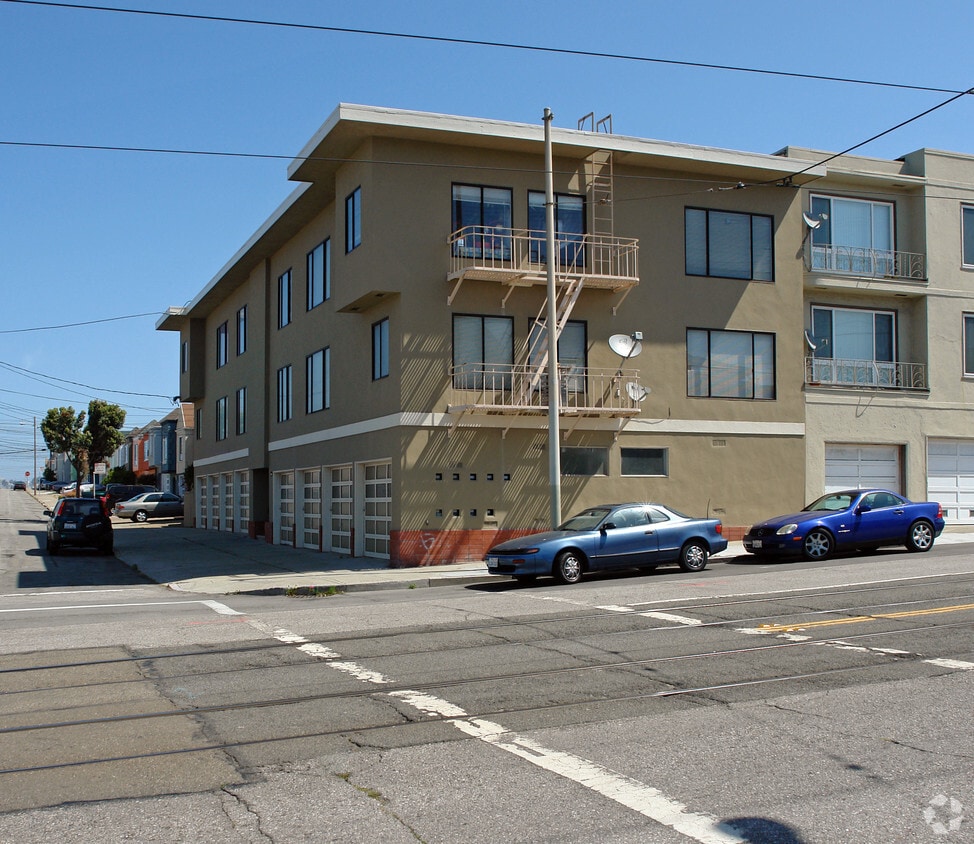 Building Photo - 2390 43rd Ave