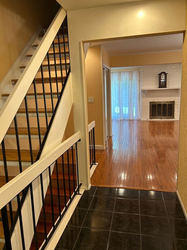 Building Photo - 4456 Donna Dr