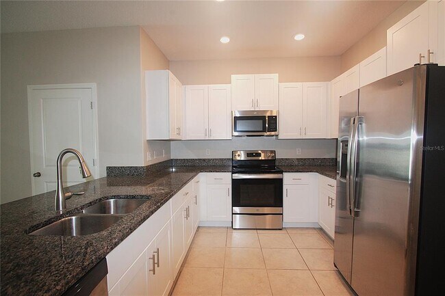 Building Photo - 812 Royal Empress Dr