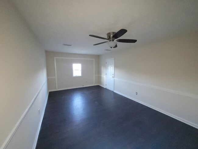 Building Photo - 4 bedroom 2 bath