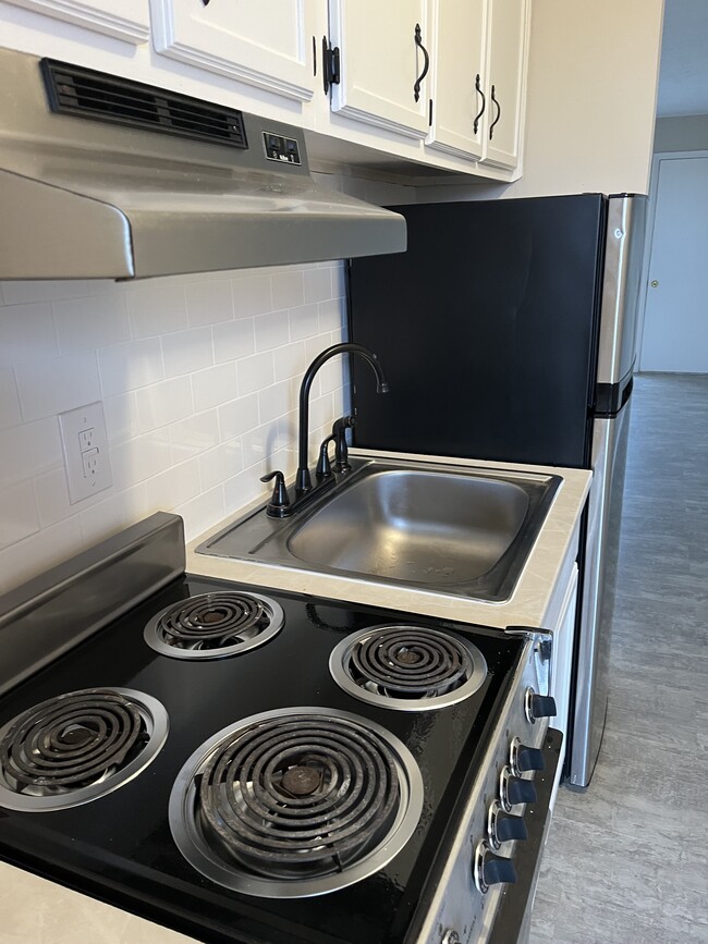 Building Photo - 200 Thistlewood Ave