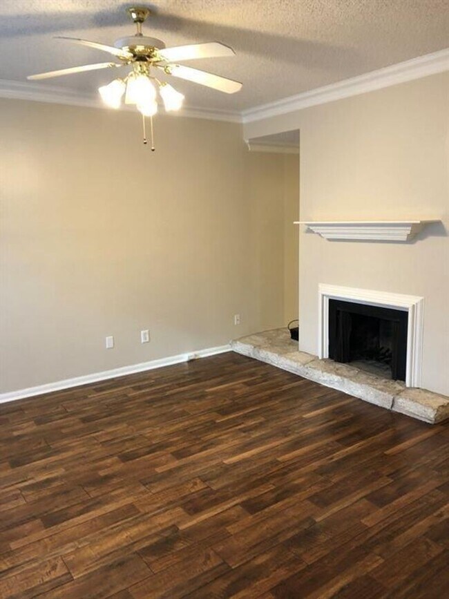 Building Photo - 1 Bedroom in West Campus with Pool/Washer/...