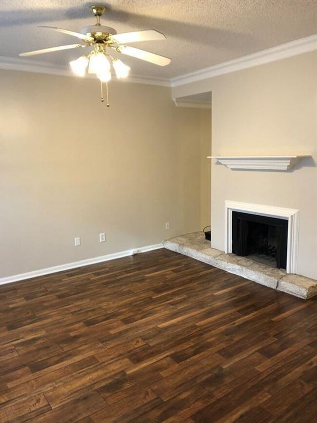 Building Photo - Huge 1 bedroom in Orange Tree complex Cove...