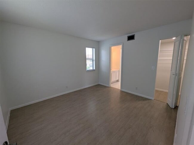 Building Photo - 21915 Lake Forest Cir
