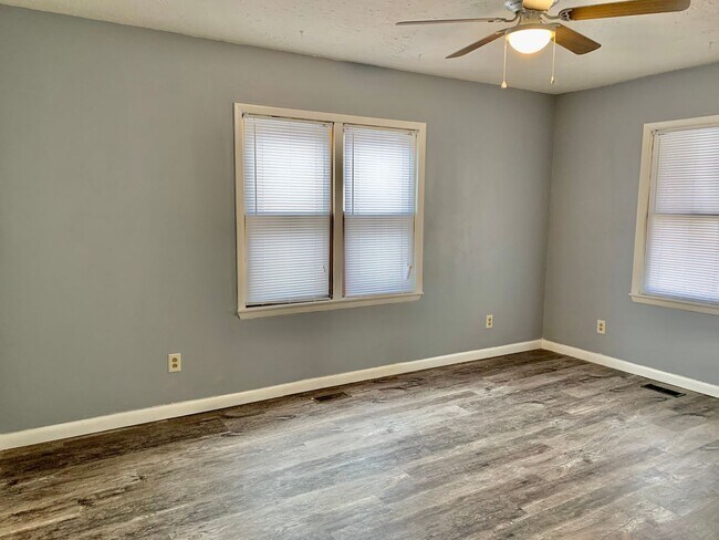 Foto del edificio - 2 Bed / 2 Bath house with HUGE garage