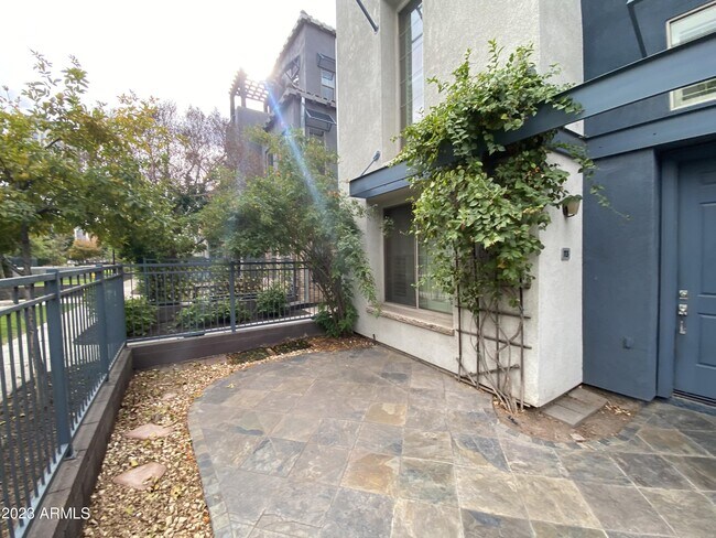 Foto del edificio - 615 E Portland St