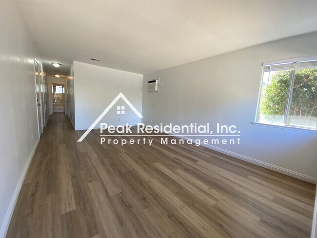 Foto del edificio - Wonderful 2bd/1ba Arden Manor Duplex!