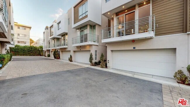 Foto del edificio - 1400 N Fuller Ave