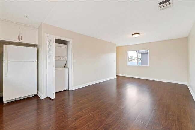 Building Photo - Beautiful Three Bedroom, Two Bathroom Apar...