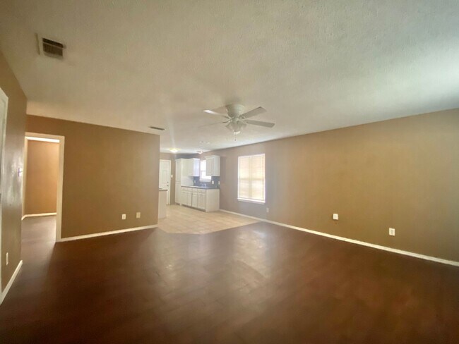 Building Photo - 3 bed 1.5 bath now available.