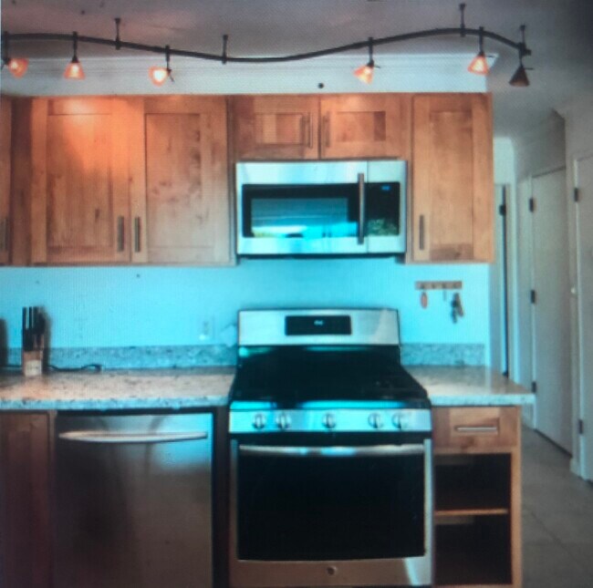 Completely updated with high end stainless steel appliances granite countertops ceiling fan - 7142 Kamehameha V Hwy