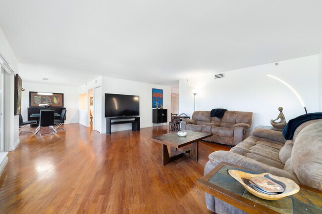 Foto del edificio - 4301 N Ocean Blvd
