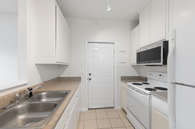 Foto del edificio - 3 Bed x 3 Bath with Garage!!!!