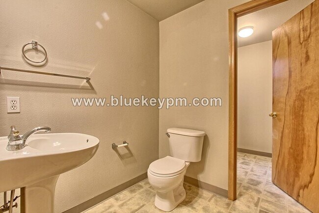 Building Photo - 3 bed 2.5 Bath Townhome in Evergreen Neigh...