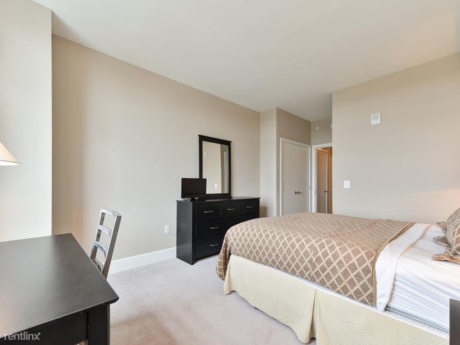 Building Photo - 1 br, 1 bath  - 1303 N Van Buren St