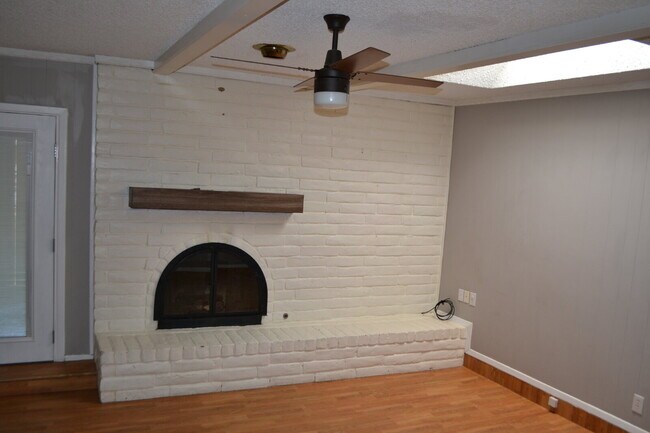 Foto del edificio - Conveniently Located Beautiful 3/2/2 on Co...