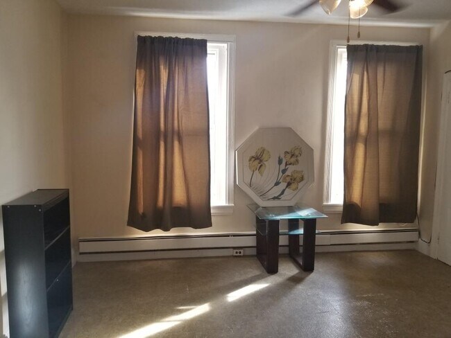 Habitación con 2 ventanas que dan a la calle. - 3534 N 8th St