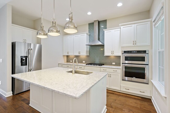 Building Photo - Gorgeous 3-Bedroom Townhome Near the Beltl...