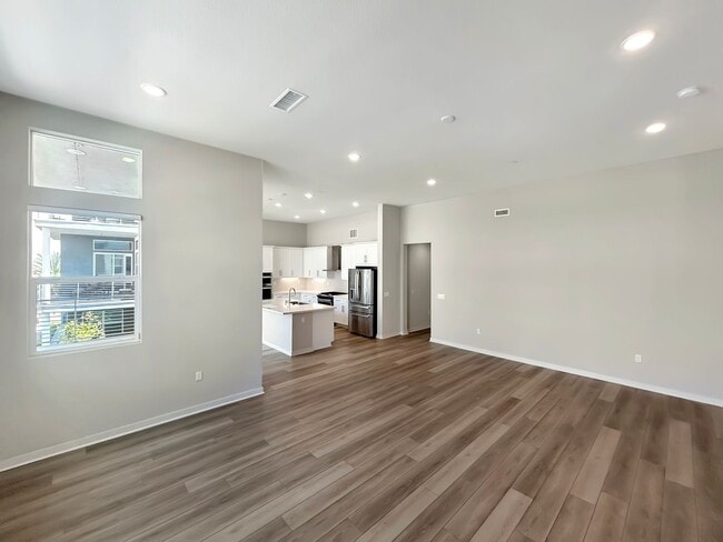 Foto del edificio - Stunning 3B/3BA 4-story Upgraded Home w/ P...