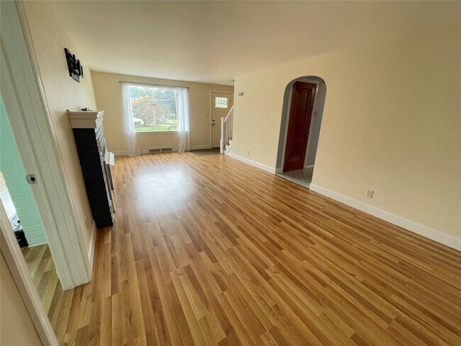 Building Photo - 412 Lyndale Dr