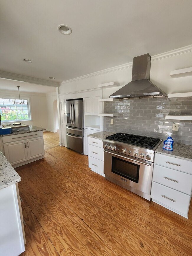 Building Photo - 4BD/3BA PLUS LOFT AND DETACHED ADU Located...