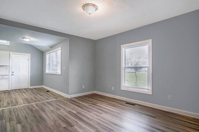 Foto del edificio - Coming Soon - Large 4 Bedroom in Mishawaka!