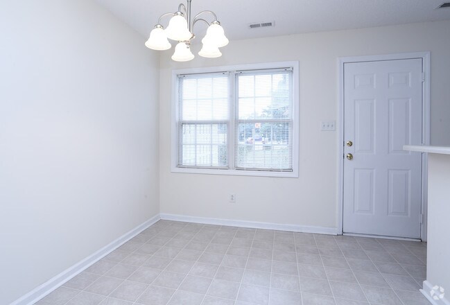 2HAB, 2.5BA - 1050 SF- Área de comedor - Townhomes at Whitehall