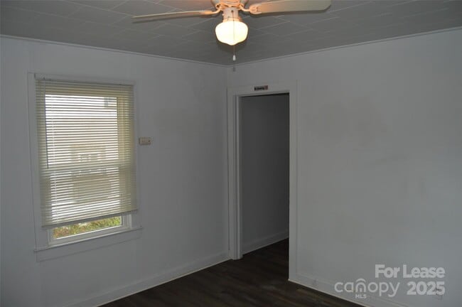 Building Photo - 511 S Elm St