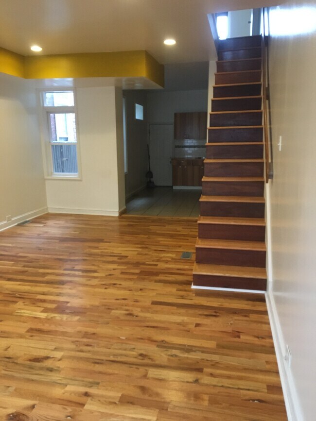 entry/ living room - 3043 Amber St