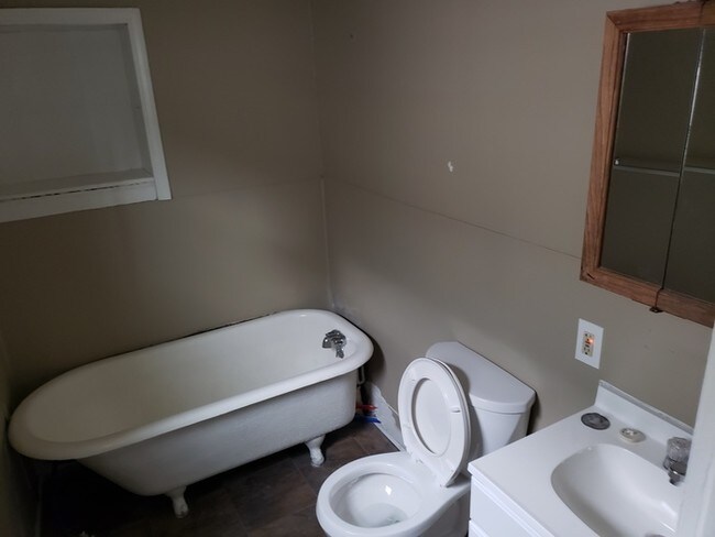 Building Photo - 2BD/1BA Single Family House