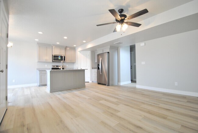 Building Photo - 2221 1180 W