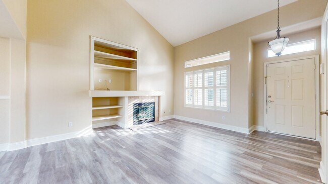 Foto del edificio - Pristine 3 bedroom 2.5 bath two story home...