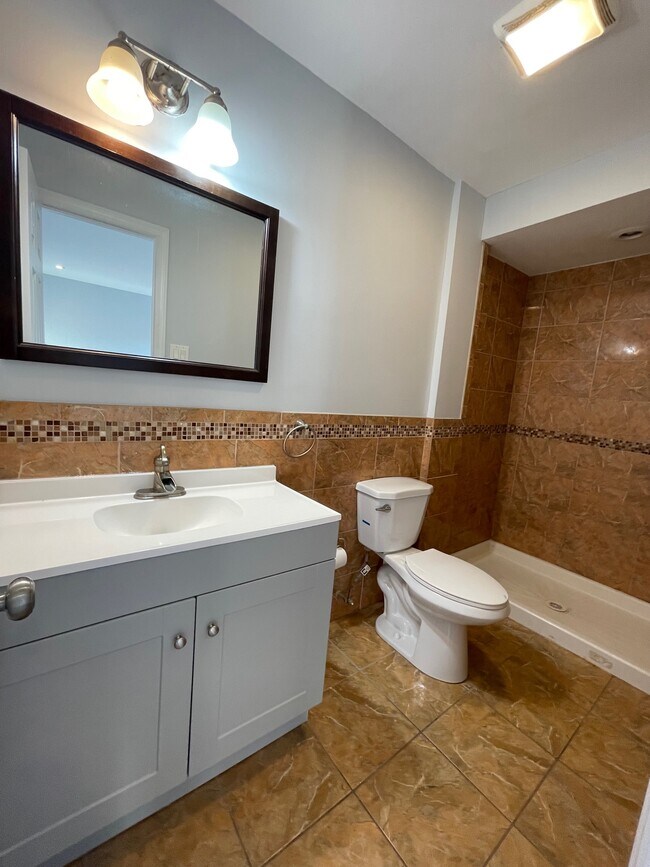 bathroom 2 (attached to master bedroom) - 33 Essex Ave