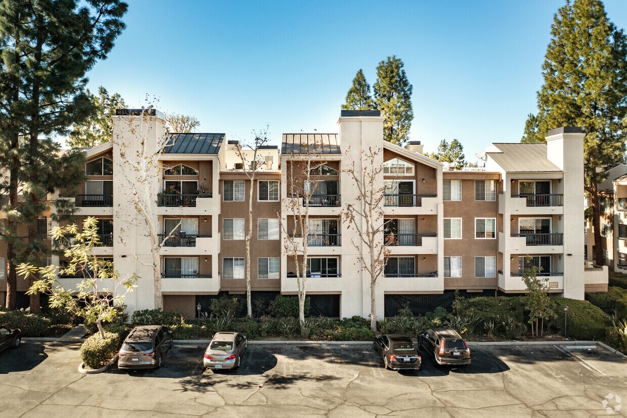 The Met Warner Center - 5515-5555 Canoga Ave Woodland Hills