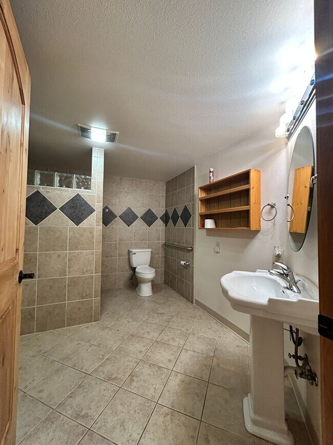 Foto del edificio - 1 bed 1 bath Duplex in South Hamilton with Large Shop