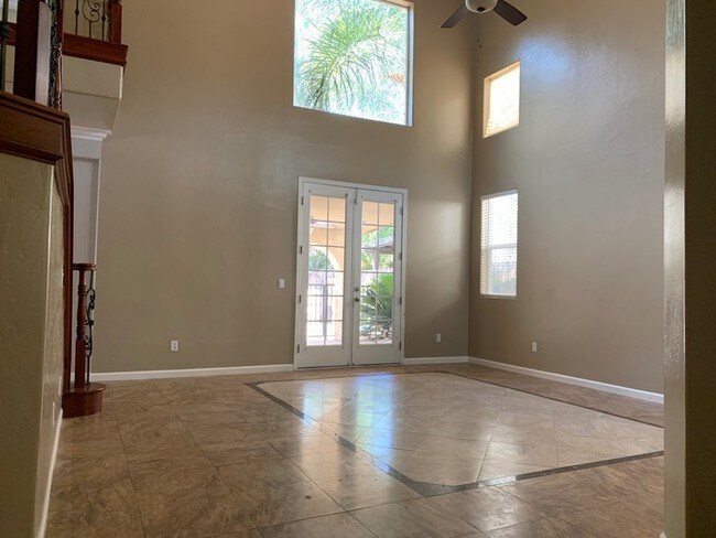 Foto del edificio - Elegant 5 Bedroom SE Visalia home for rent!