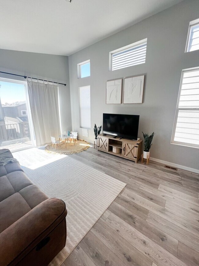 Foto del edificio - COZY 2 BEDROOM, 2 BATHROOM HOME, WITH 2 CA...