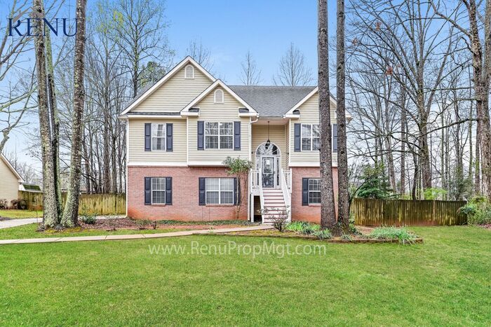 Primary Photo - Now Available! 5 Bedroom 3 Bath!