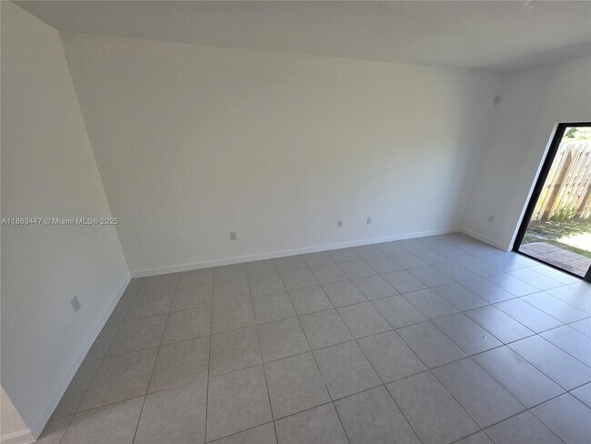 Foto del edificio - 527 NE 208th Terrace