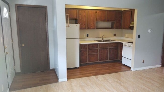 Building Photo - $895 | 1 Bedroom, 1 Bathroom Apartment | Cat Friendly | Available for August 1st, 2026 Move In!