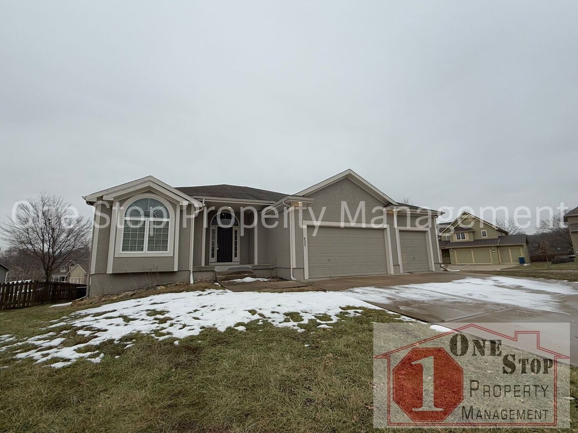 Primary Photo - Gorgeous 4 Bedroom, 3 Bathroom, 3 Car Gara...